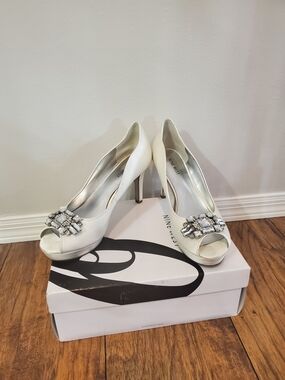 Nine West NwAvara Ivory Satin Rhinestone Peep Toe Heels 8.5M